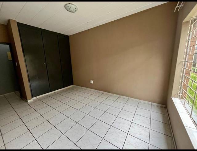 2 BEDROOM APARTMENT FOR SALE IN VANDERBIJLPARK CE 3